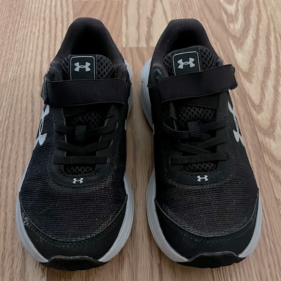 Kids Under Armour shoes - Picture 2 of 6